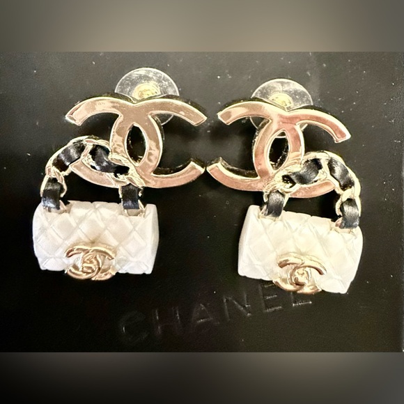Chanel white signature flap bag dangling earrings. - Picture 7 of 10